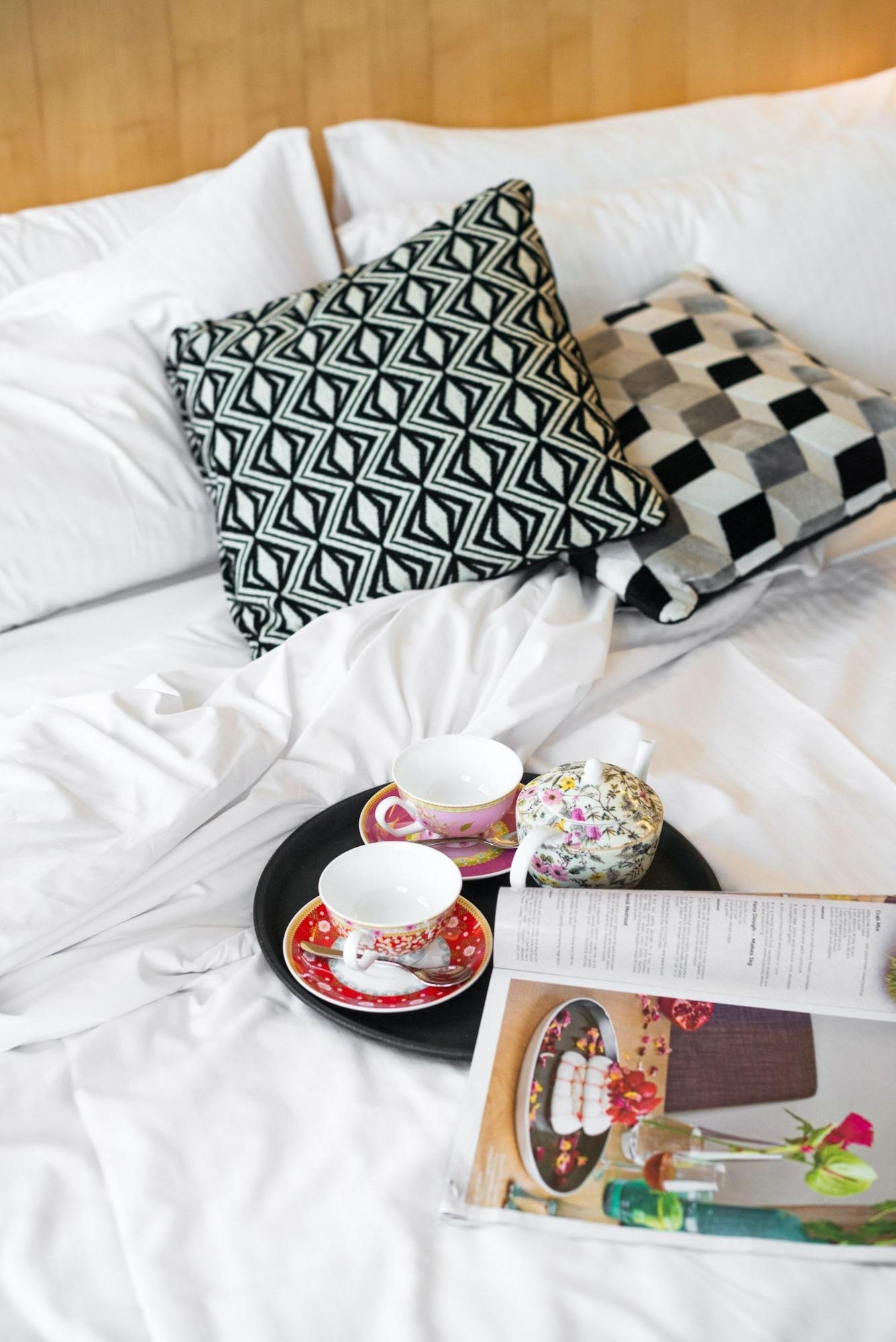 Adelphi Hotel Melburne Exterior foto A bed with cushions