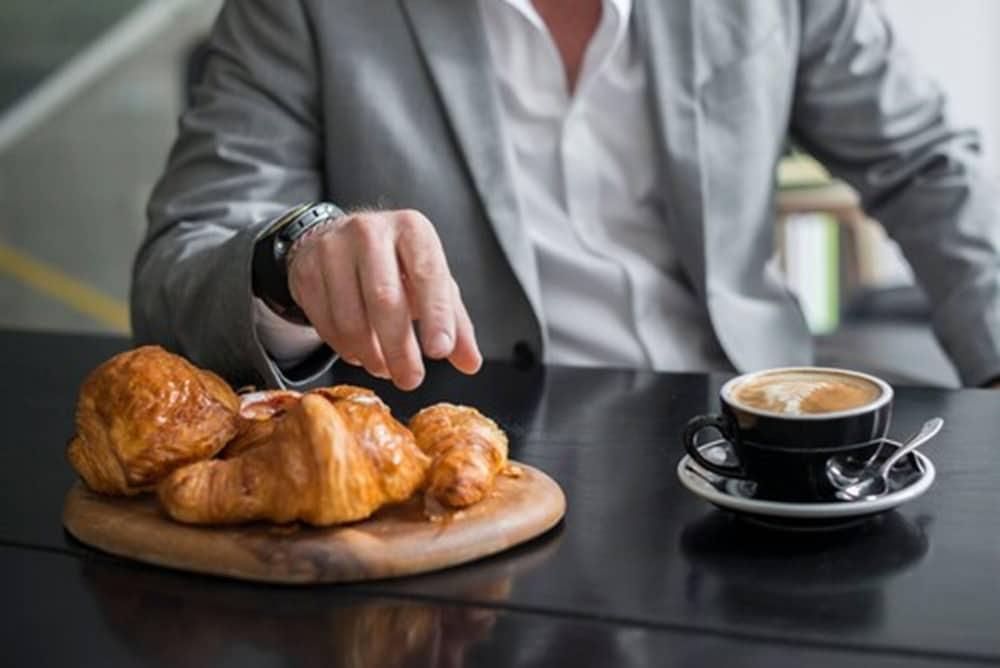 Adelphi Hotel Melburne Exterior foto A man with a coffee and a pastry