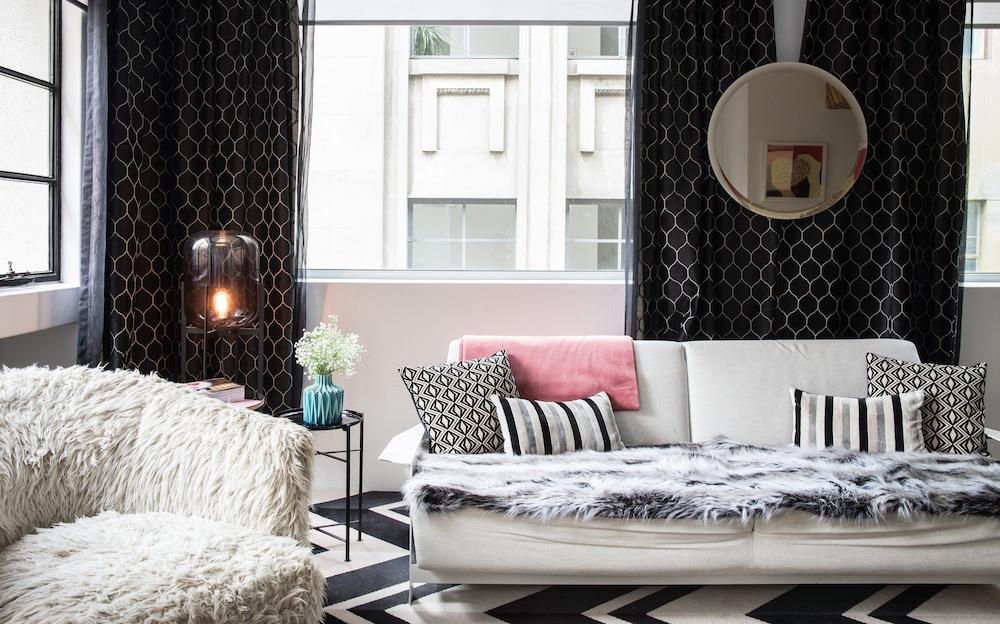 Adelphi Hotel Melburne Exterior foto A living room with a black and white chequered floor