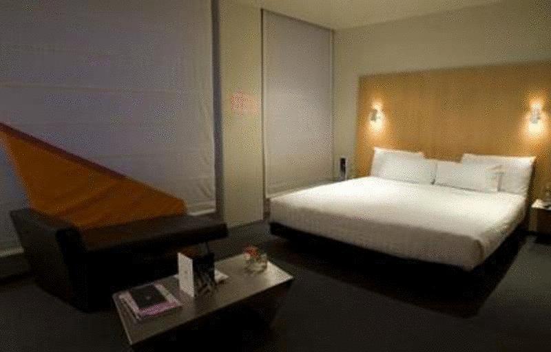 Adelphi Hotel Melburne Habitación foto A room at the Standard East Village