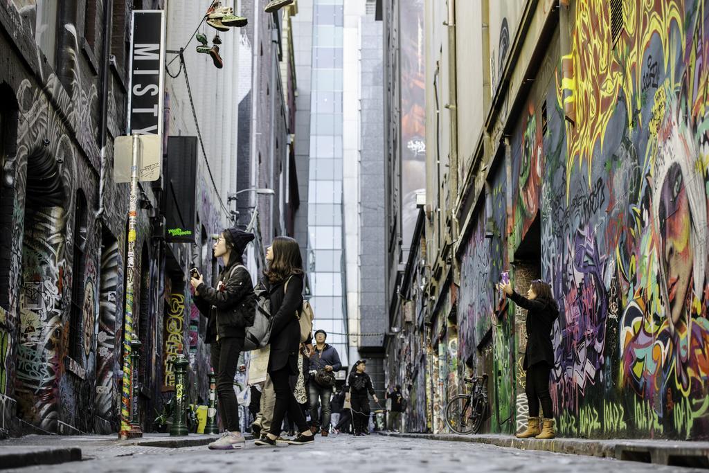 Adelphi Hotel Melburne Exterior foto The alleyway in 2011