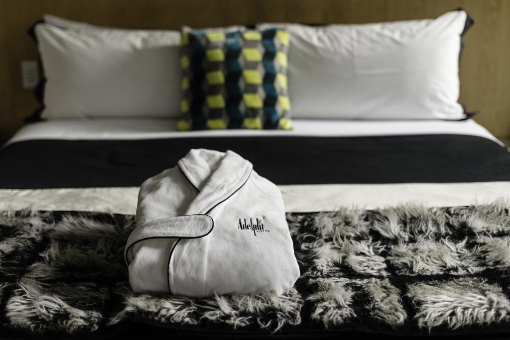 Adelphi Hotel Melburne Exterior foto A bathrobe on a bed