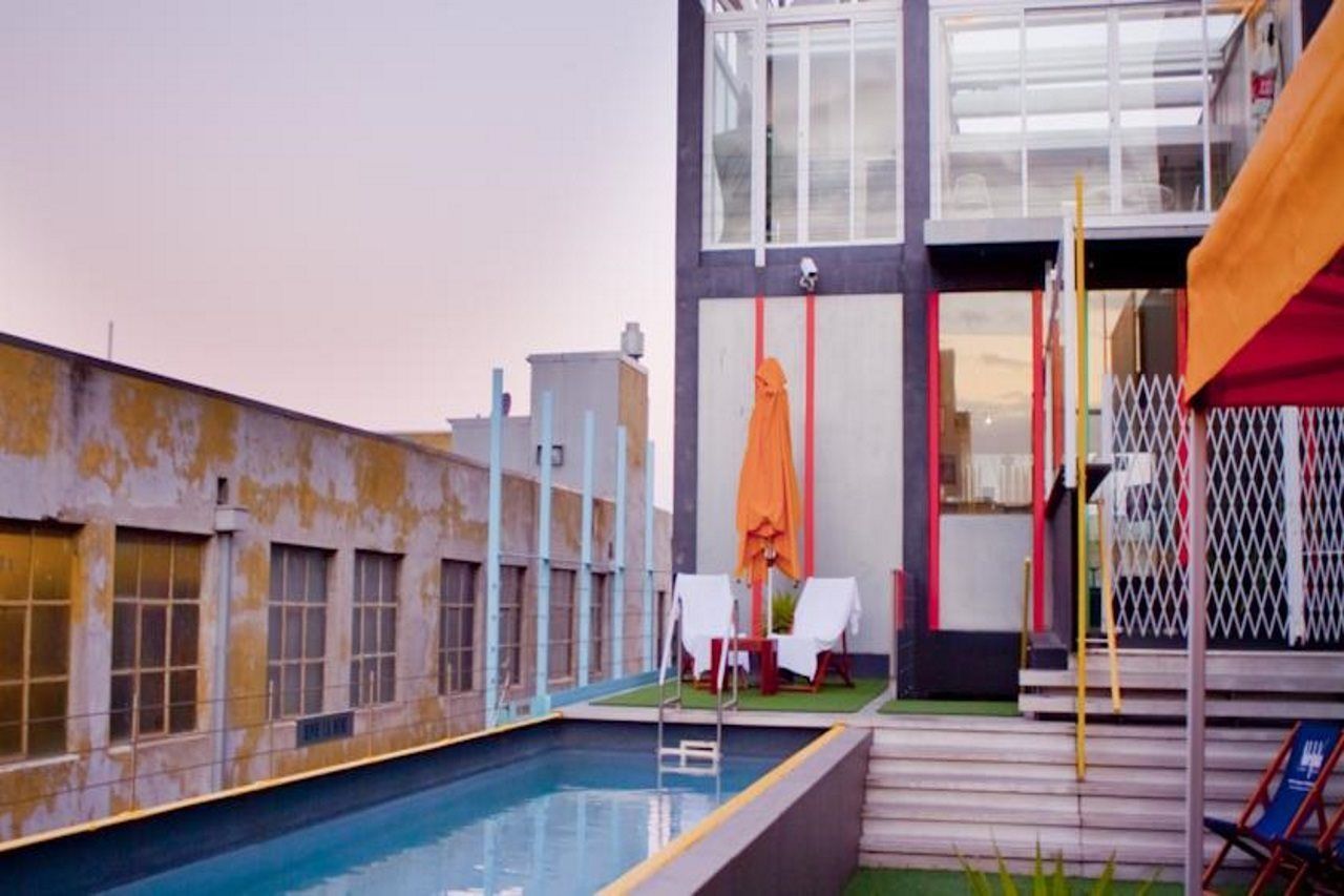 Adelphi Hotel Melburne Exterior foto The rooftop pool at the hotel